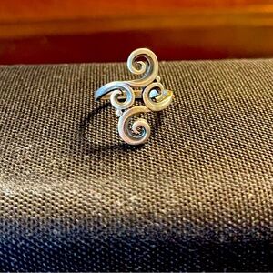 Retired James Avery Long Swirl Ring Size 7